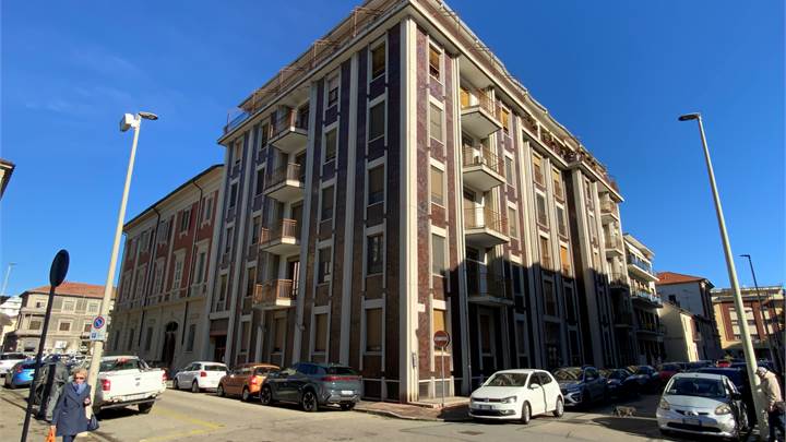 VERCELLI - CENTRO - QUATTRO LOCALI + SERV. + BOX