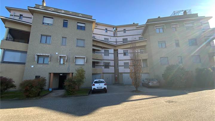 NOVARA - Lumellogno - 4 LOCALI + DOPPI SERVIZI + BOX