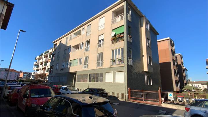 NOVARA - DUE LOCALI + SERVIZI + BOX