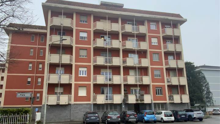 NOVARA - VIA FARA - QUATTRO LOCALI PIU' DOPPI SERVIZI E BOX