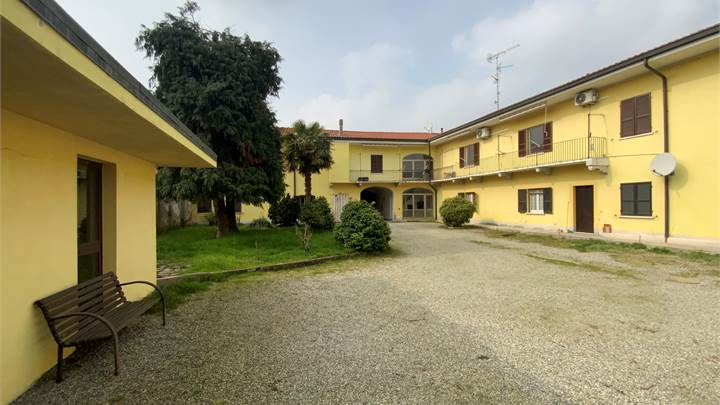 CASALINO -  ALLOGGIO DI 2 LOCALI + SERVIZI IN CASA INDIPENDENTE