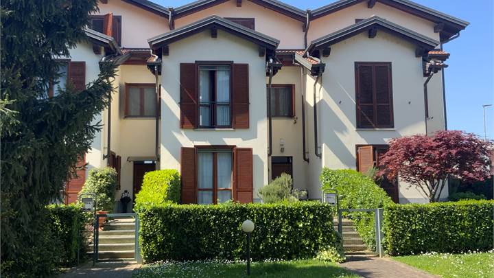 NOVARA - VILLA A SCHIERA 