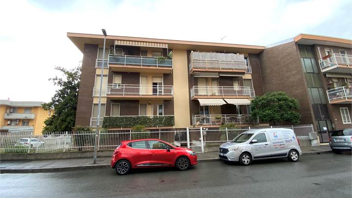 VIA BOSSI -  QUATTRO LOCALI + SERVIZI E BOX