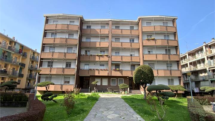 VIA DELLE ROSETTE - DUE LOCALI PIU' SERVIZI E BOX