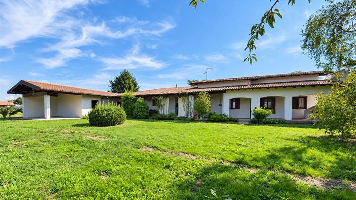 OLEGGIO - VILLA CON 4500 MQ  DI TERRENO 